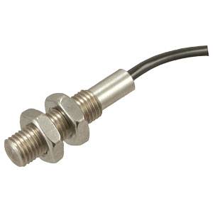 Metallischer zylindrischer Sensor mit Schraubgewinde, Muttern und Kabelanschluss.