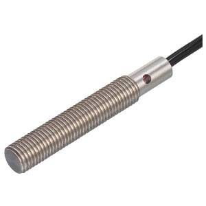 Zylindrischer Metallsensor mit geriffelter Oberfläche und Auslasskabel, geeignet für Industrieanwendungen und präzise Messungen.