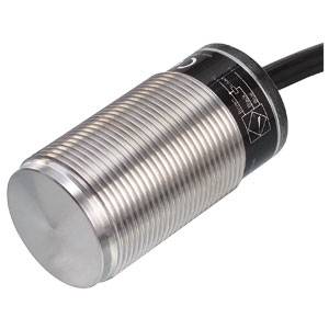 Ein zylindrischer, metallischer Sensor mit geriffelter Oberfläche und einem Kabel am Ende, der üblicherweise zur Objekterkennung verwendet wird.
