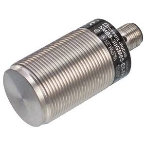 Zylindrischer metallischer Sensor mit Gewinde und Kabelanschluss. Markierungen und technische Spezifikationen auf der Oberfläche.