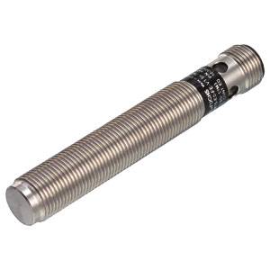 Ein zylindrischer, gerillter Sensor aus Metall mit schwarzem Etikett. Verwendet für industrielle Anwendungen zur Objekterkennung.