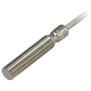 Ein zylindrischer, metallischer Näherungssensor mit Gewinde und Kabelanschluss, verwendet zur berührungslosen Erkennung von Objekten.