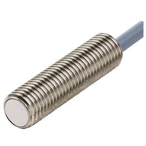 Ein zylindrischer, geriffelter Metallsensor mit einem blauen Kabel, der magnetische oder metallische Objekte erkennen könnte.