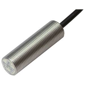 Zylindrischer Induktivsensor aus Metall mit Kabelanschluss zur Erfassung von Objekten, hauptsächlich in industriellen Anwendungen.