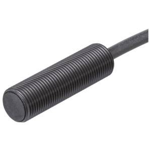 Zylindrischer Sensor mit geriffelter Oberfläche, verbunden mit einem Kabel. Dient zur Erfassung von Bewegung oder Nähe in Maschinen.