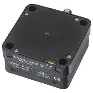 Ein quadratisches, schwarzes Gerät der Marke Pepperl+Fuchs mit Aufschrift 'NCB5-8G'. Es hat mehrere Anschlüsse und eine LED-Anzeige.