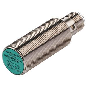 Zylindrischer Sensor von Pepperl+Fuchs, Modell NBB5-18GM60-U1-V1, aus Metall mit grüner Vorderseite, zur industriellen Nutzung.
