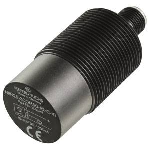 Ein zylindrischer Sensors von Pepperl+Fuchs, Modell NBN25-30GM50-E2-C-V1, gekennzeichnet mit technischen Spezifikationen auf der Oberseite.