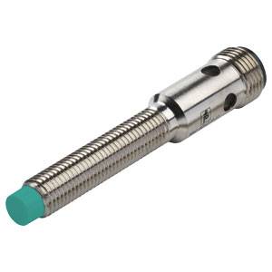 Metallsensor in zylindrischer Form, glatt mit grünem Ende, verwendet zur Erkennung von Objekten oder Positionen in industriellen Anwendungen.