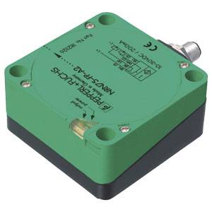Sensor in quadratischer Form, grün-schwarz, mit Anschluss an der Oberseite. Hergestellt von Pepperl+Fuchs für industrielle Anwendungen.