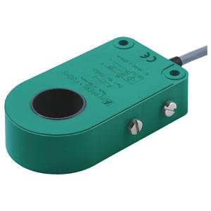 Ein grüner induktiver Sensor mit rechteckigem Gehäuse und Kabel, geeignet für die berührungslose Erkennung von Objekten.