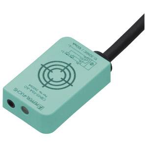 Ein rechteckiger, grüner Sensor mit schwarzem Kabel, zeigt ein Kreismuster und Beschriftungen zur Orientierung.