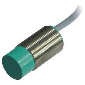 Ein zylindrischer Näherungssensor mit einem metallischen Gehäuse und einem grünen Frontteil, an dem ein graues Kabel befestigt ist.