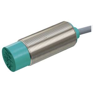Ein zylindrischer Induktivsensor mit Metallgehäuse und grüner Kunststofffront, verbunden durch ein Kabel.