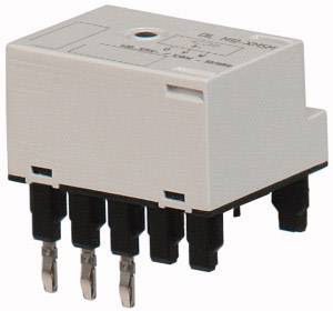 Ein weißes elektronisches Relais mit sechs schwarzen Anschlusspins auf der Unterseite. Oberseite zeigt technische Spezifikationen.