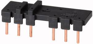 Ein schwarzes Kunststoffbauteil mit sechs herausragenden, parallel angeordneten Kupferstiften dient als elektrischer Stecker.