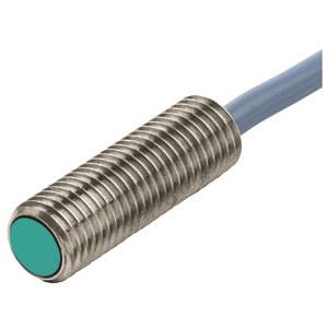 Zylindrischer, metallischer Näherungssensor mit geriffelter Oberfläche und blauem Kabel.
