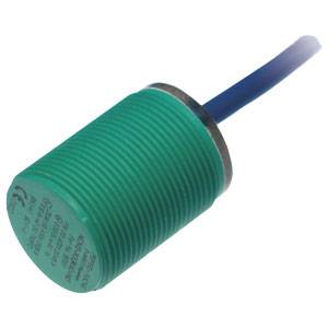 Ein zylindrischer, grüner Näherungssensor mit Kabel, oft in Industrieanwendungen verwendet, um Objekte kontaktlos zu erkennen.