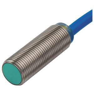 Ein zylindrischer Näherungssensor mit geripptem Metallgehäuse und grüner Vorderseite, an dem ein blaues Kabel befestigt ist.
