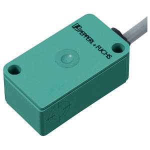 Rechteckiger, grüner Sensor mit Logo 'PEPPERL+FUCHS', zwei Befestigungslöchern und Kabelanschluss an der rechten Seite.