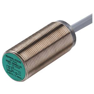 Zylindrischer Näherungssensor aus Metall mit grünem Endstück und Kabel zur elektrischen Verbindung. Herstellername auf der Vorderseite.