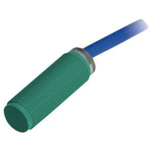 Ein grüner zylindrischer Sensor mit einem blauen Kabel. Der Sensor wird typischerweise zur Erkennung von Objekten verwendet.