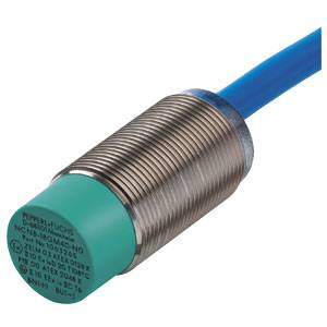 Ein zylindrischer Näherungssensor mit einem blauen Kabel, grüner Vorderseite und metallischem Gehäuse; geeignet für industrielle Anwendungen.