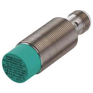 Zylindrischer Metall-Sensor mit grünem Kopf, dient der Objekterkennung, oft in der Automatisierungstechnik eingesetzt.