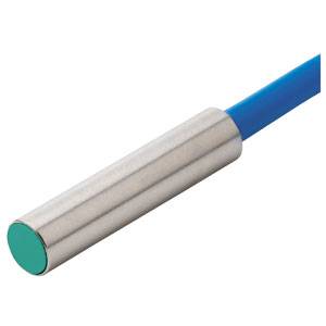 Langer, zylindrischer metallener Sensor mit blauem Kabelanschluss; typischerweise in Industrieanwendungen genutzt.