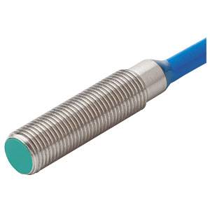 Zylindrischer Sensor mit blauer Kabelverbindung, Edelstahlgehäuse und grünem Sensorkopf, zur Erkennung von Objekten.