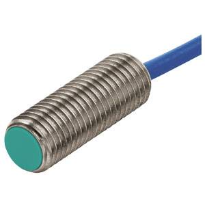 Ein zylindrischer, geriffelter Sensor mit blauem Kabel. Der Sensor hat eine grüne Frontfläche und wird in technischen Anwendungen verwendet.