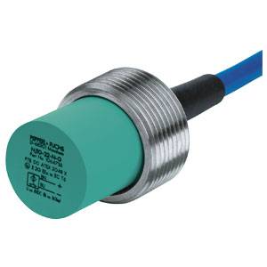 Ein zylindrischer, kapazitiver Sensor mit metallischem Gewinde und grünem Gehäuse, verbunden mit einem blauen Kabel.