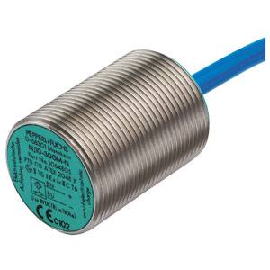 Zylindrischer, metallischer Sensor mit blauer Verkabelung, auf grünem Etikett technische Spezifikationen, CE-Kennzeichnung sichtbar.