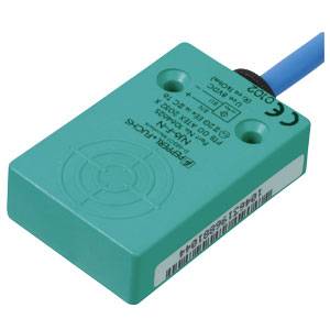 Grüner Induktivsensor mit quadratischer Form und schwarzem Kabel; Aufschrift in Schwarz und Produktkennzeichnungen oben.