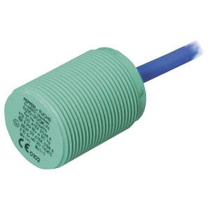 Grüner zylindrischer Sensor mit blauer Leitung: ein induktiver Näherungssensor zur berührungslosen Erkennung von Metallobjekten.