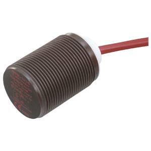 Ein zylindrischer, geriffelter Sensor mit braunem Gehäuse und rotem Kabel, geeignet für Anwendungen zur Positions- oder Abstandsdetektion.