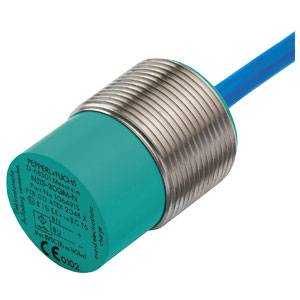 Zylindrischer Näherungssensor mit blauem Kabel, Metallgehäuse und teilweise grünem Sensorbereich.