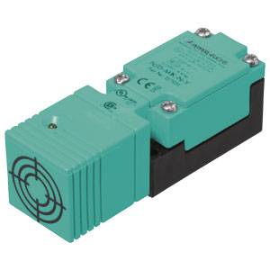 Ein rechteckiger, türkisfarbener elektrischer Schalter mit Lüftergitterdesign und CE-Kennzeichnung. Verwendet in elektrischen Steuerungen.