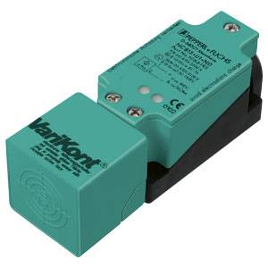 Ein grüner Näherungsschalter von Pepperl+Fuchs, Modell NBN15-30GM50-E2-V1. Verwendet zur Erfassung von Objekten in industriellen Anwendungen.