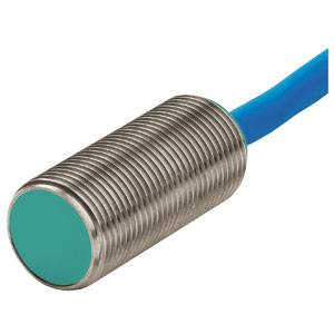 Zylindrischer, gerippter Näherungssensor mit blauem Kabel. Der Sensor wird in Automatisierung und industrielle Anwendungen eingesetzt.