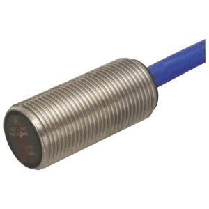 Metallzylinder mit geriffelter Oberfläche und blauem Kabel; wahrscheinlich ein induktiver Näherungssensor für industrielle Anwendungen.