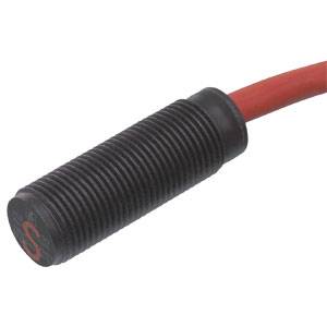 Zylindrischer Magnetsensor mit rotem Kabel für Anwendungen in der Automatisierungstechnik.