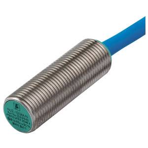 Metallsensor mit blauem Kabel, zylindrische Form, geripptes Gehäuse; besonders geeignet für industrielle Anwendungen.