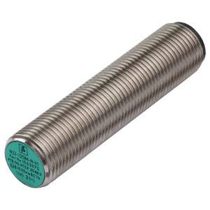 Ein zylindrischer, metallischer Näherungssensor mit geriffelter Oberfläche. Markierungen auf der Stirnseite deuten auf technische Spezifikationen hin.