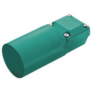 Grüner zylindrischer Sensor mit quadratischem Anschlussbereich und Metallverschraubungen.