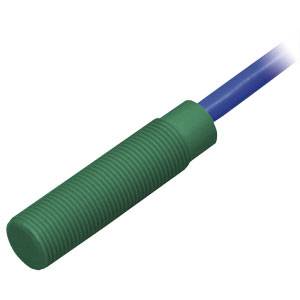 Ein grüner zylindrischer Sensor mit einer gerippten Oberfläche ist an einem blauen Kabel befestigt.