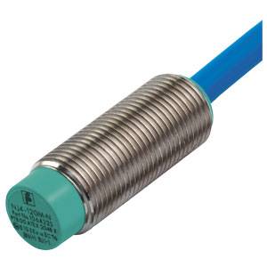 Ein zylindrischer Näherungssensor mit blauem Kabel, geeignet zur Objekterkennung ohne physischen Kontakt.
