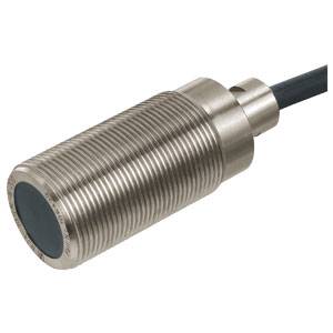 Zylindrischer metallischer Sensor mit geriffelten Seiten und schwarz abgedecktem Ende, daran angeschlossen ist ein schwarzes Kabel.