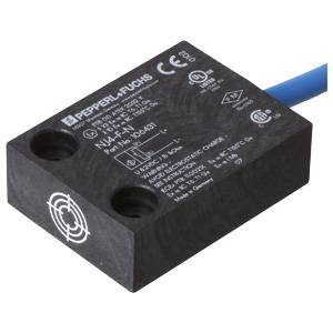 Ein rechteckiger Sensor von Pepperl+Fuchs mit blauer Kabelverbindung, Modellnummer NJ4-12GM-N, in schwarzem Gehäuse.