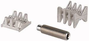 Metallteile einer mechanischen Vorrichtung: zwei verzahnte Komponenten und eine Schraube mit sechseckigem Kopf.